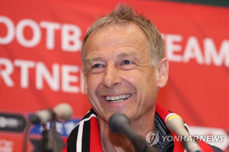 (영종도=연합뉴스) 대한민국 남자축구 국가대표팀의 새 사령탑 위르겐 클린스만 감독이 8일 오전 인천국제공항 제1여객터미널을 통해 입국해 취재진 질문에 답하며 환한 표정을 하고 있다.