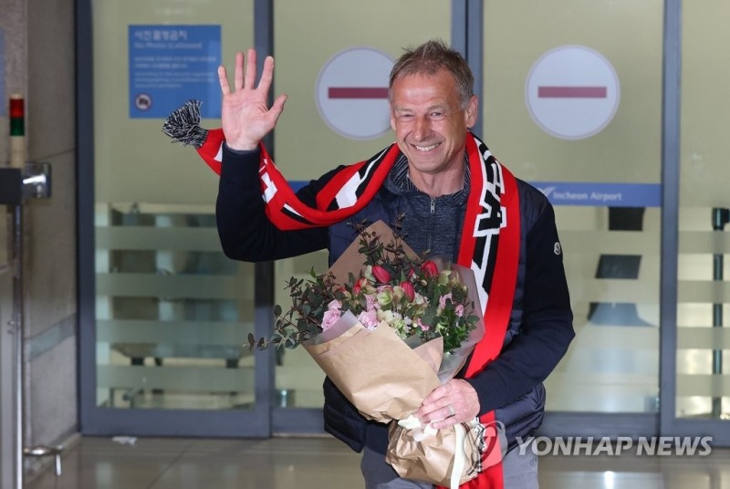 (영종도=연합뉴스)  대한민국 남자축구 국가대표팀의 새 사령탑 위르겐 클린스만 감독이 8일 오전 인천국제공항 제1여객터미널을 통해 입국하고 있다.