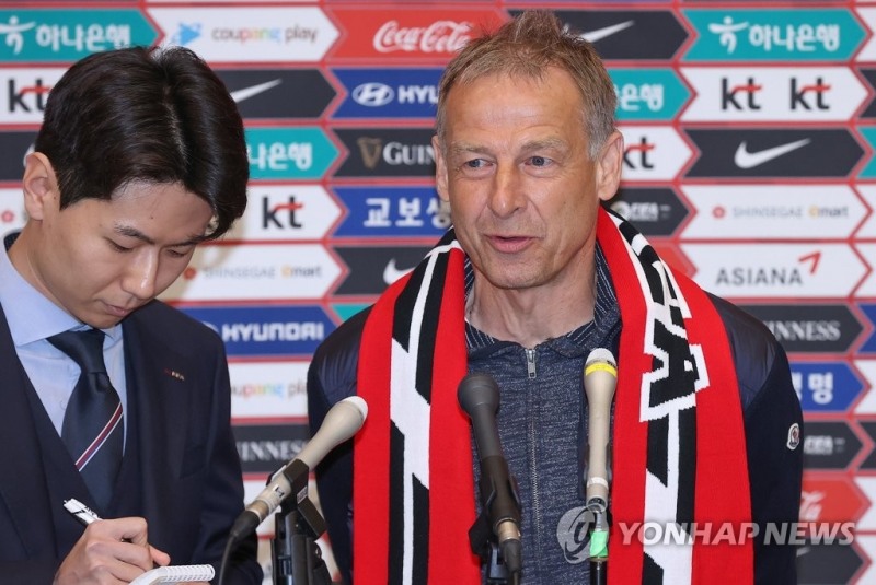 (영종도=연합뉴스) 대한민국 남자축구 국가대표팀의 새 사령탑 위르겐 클린스만 감독이 8일 오전 인천국제공항 제1여객터미널을 통해 입국해 취재진 질문에 답하고 있다.