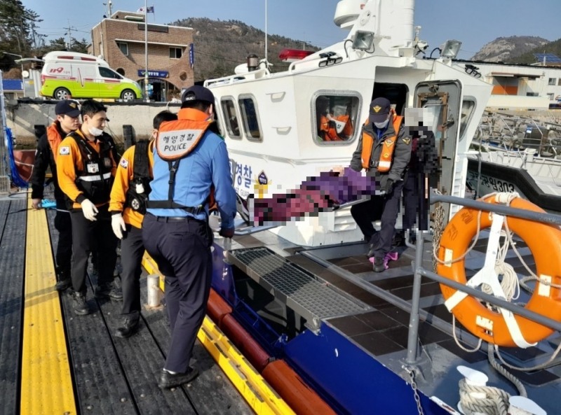 응급환자 이송·인계 (사진제공 = 목포해양경찰)