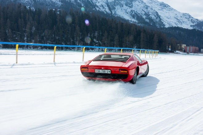 오토모빌리 람보르기니 폴로 스토리코는 스위스 생모리츠에서 열린 더 아이스 콩코스 델레강스에서 미우라 P400 S 밀레치오디를 비롯한 다양한 클래식카로 빙판길을 주행하며 관객의 시선을 사로잡았다고 8일 밝혔다. (사진 = 람보르기니 폴로 스토리코 제공)