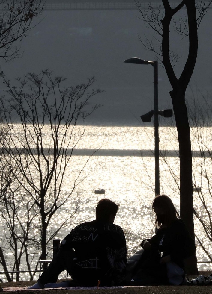 완연한 봄날씨가 이어지는 지난 7일 오후 서울 한강공원뚝섬지구에서 시민들이 휴식을 취하고 있다.