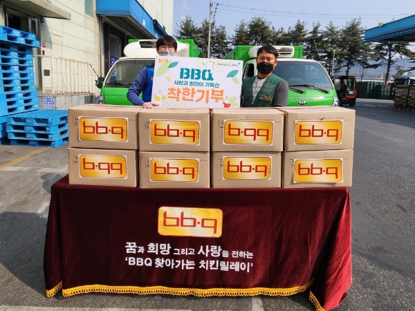 제너시스BBQ가 시흥시 푸드뱅크에 순살치킨강정 등 약 800만원 상당의 가정간편식(HMR)을 기부했다. / 사진제공:BBQ