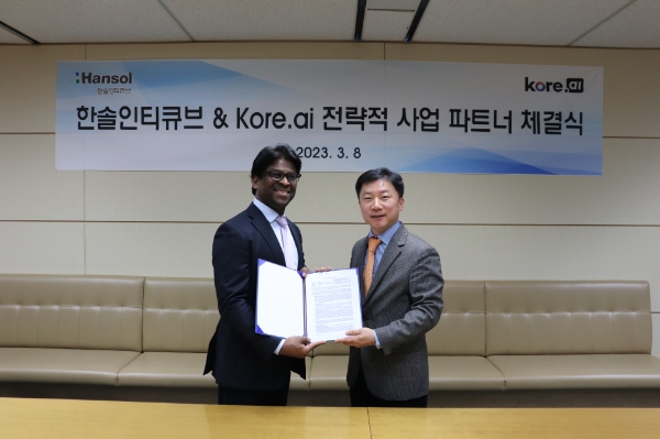 스리니 언나마라 코어에이아이 APAC 사업 총괄 부사장(왼쪽)과 한솔인티큐브 류창성 대표가 파트너십 체결 후 기념 촬영을 하고 있다. / 사진제공:한솔인티큐브