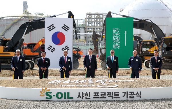 윤석열 대통령이 9일 울산광역시 울주군 온산국가산업단지에서 열린 에쓰오일(S-OIL) 샤힌 프로젝트 기공식에서 시삽에 앞서 기념촬영을 하고 있다.샤힌 프로젝트는 에쓰오일이 추진하는 울산 2단계 석유화학 프로젝트다.에쓰오일은 9조2천580억원을 들여 울산 온산국가산업단지 내에 스팀 크래커(기초유분 생산설비)를 비롯한 대단위 석유화학 생산 설비를 건설할 계획이다. / 연합뉴스