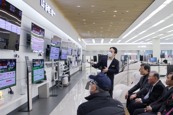 LG전자 베스트샵 공주점은 시니어 고객들이 전자기기와 친숙해지고 다양한 편의 기능도 손쉽게 활용할 수 있도록 디지털 기기 강좌를 진행하고 있다. / 사진제공:LG전자