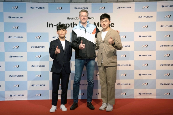 '한국인 주니어 드라이버 프로그램'에 최종 선발된 쏠라이트 인디고 레이싱 박준의(왼쪽) 선수와 쏠라이트 인디고 레이싱 박준성(오른쪽) 선수가 현대자동차 N브랜드&모터스포츠사업부장 틸 바텐베르크 상무와 기념 촬영을 하고 있는 모습. / 사진제공:현대자동차
