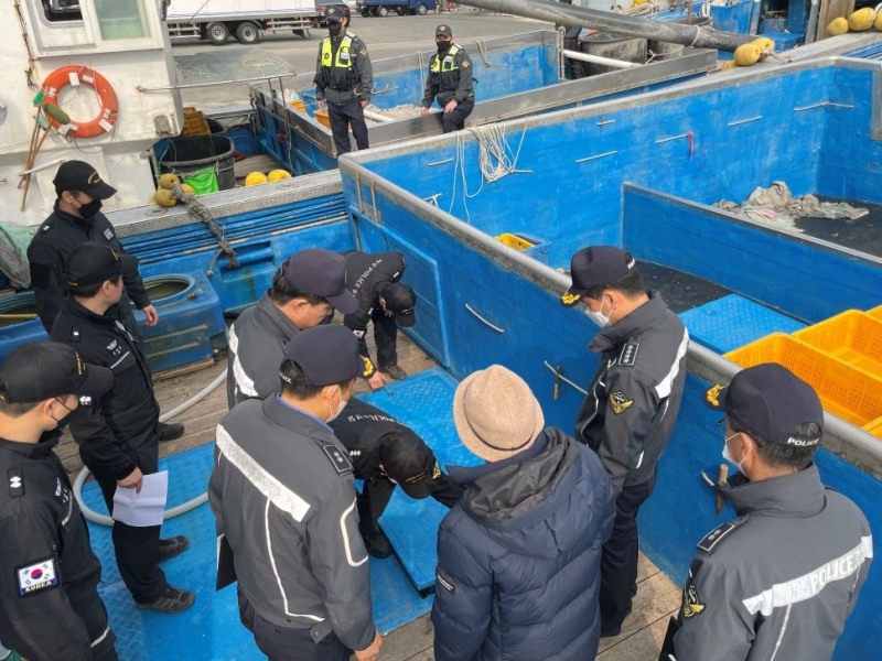 정박어선 관숙훈련 (사진제공 = 완도해양경찰)
