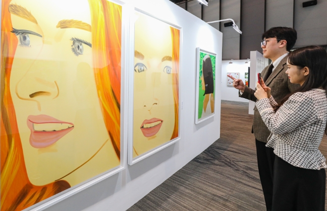 10일 오전, 경기도 성남시 분당구에 위치한 현대백화점 판교점 10층 문화홀에서 고객들이 '판교 아트 뮤지엄' 작품들을 구경하는 모습. / 사진 = 현대백화점그룹