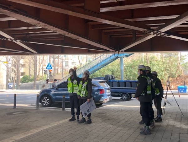 김일환 국토안전관리원 원장(왼쪽에서 첫 번째)이 동호대교 하부를 살펴보고 있다. / 사진제공:국토안전관리원