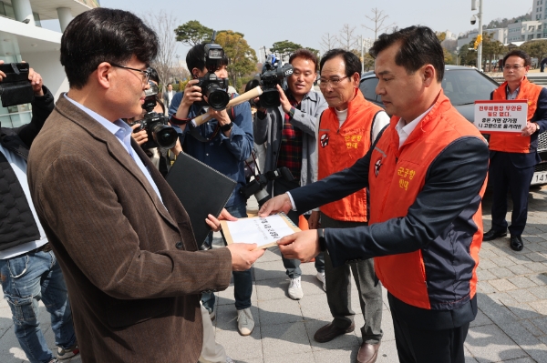 무안군공항 이전 반대 기자회견 (사진제공 = 무안군)