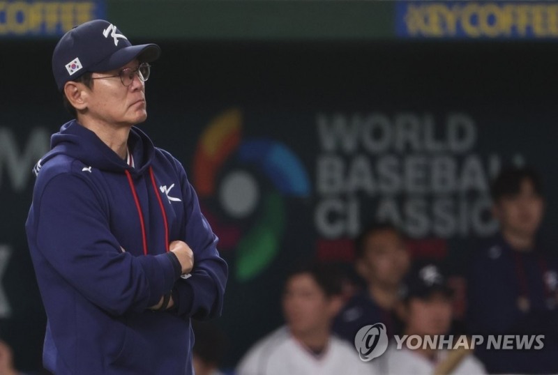 9일 일본 도쿄돔에서 열린 2023 월드베이스볼클래식(WBC) B조 본선 1라운드 한국과 호주의 경기. 8회말 무사 1.2로 상황에서 한국 이정후 타석 때 호주 코치진의 두 번째 마운드 방문에도 투수 교체가 되지 않자 한국 이강철 감독이 심판에게 어필한 뒤 결과를 기다리고 있다.