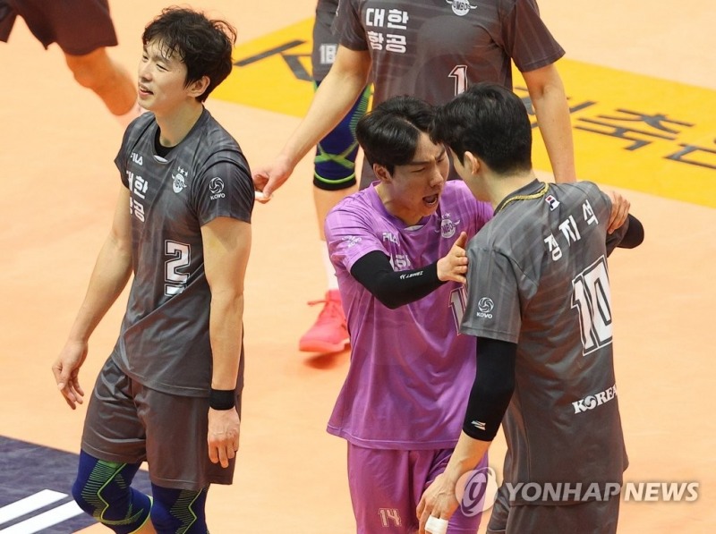 (의정부=연합뉴스) 10일 오후 경기도 의정부체육관에서 열린 도드람 2022-2023 V리그 KB손해보험과 대한항공의 경기. 대한항공 정지석이 2세트를 마무리하는 공격을 성공시킨 뒤 오은렬과 기뻐하고 있다.