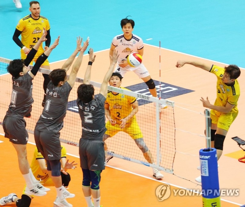 (의정부=연합뉴스) 10일 오후 경기도 의정부체육관에서 열린 도드람 2022-2023 V리그 KB손해보험과 대한항공의 경기. 대한항공 정지석(왼쪽부터), 김규민, 한선수가 KB손해보험 박진우의 스파이크를 막아내고 있다.