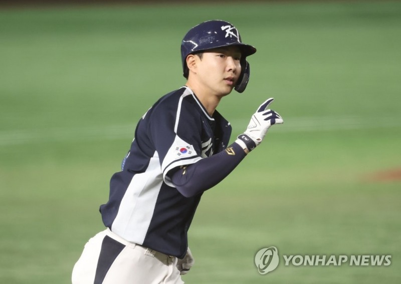 6회초 솔로홈런을 친 박건우가 홈을 향해 달리고 있다. [연합뉴스] 