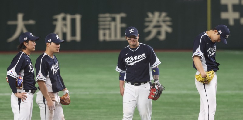 10일 도쿄돔에서 열린 WBC B조 본선 1라운드 일본전 6회말 무사 만루 상황에서 일본 곤도를 볼넷으로 출루시켜 밀어내기 실점을 허용한 한국 김윤식(맨 오른쪽)