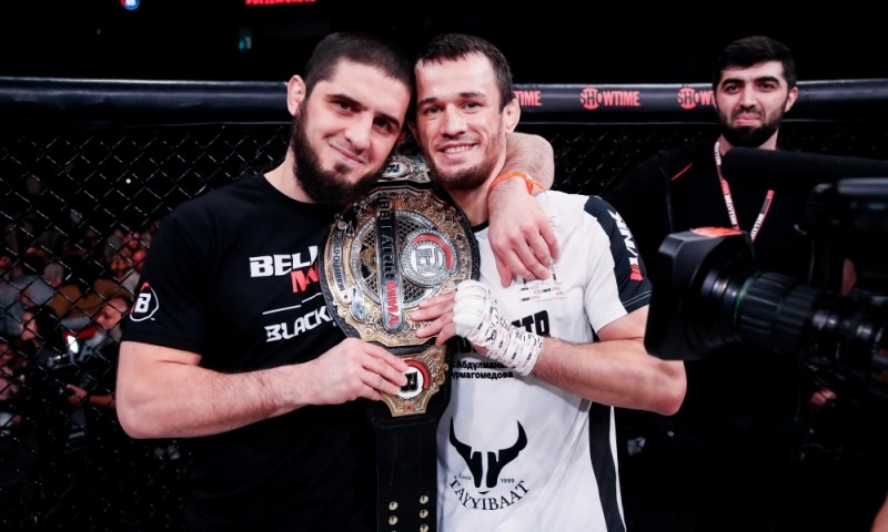 승리한 우스만 누르마고메도프와 은퇴를 선언한 핸더슨(사진=벨라토르MMA)