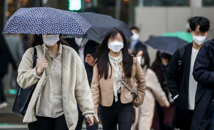 지난 9일 오전 서울 영등포구 여의도환승센터에서 우산을 쓴 시민들이 이동하고 있다.