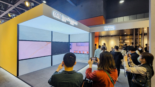 중국 광저우에서 열린 ‘광저우 디자인위크 2023’의 관람객들이 현대L&C 부스를 관람하는 모습. / 사진 = 현대백화점그룹 제공