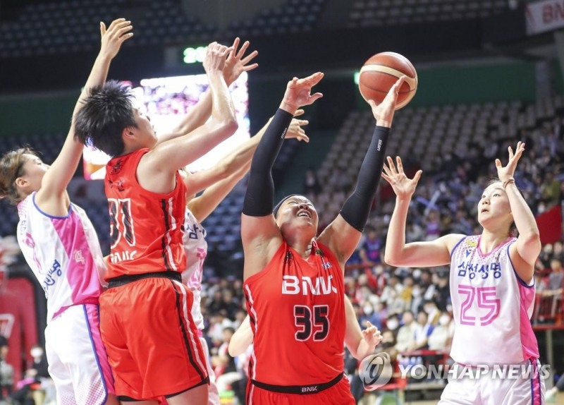 (부산=연합뉴스) 12일 부산 사직실내체육관에서 열린 여자프로농구 플레이오프 1차전 BNK와 삼성생명의 경기. 양팀선수들이 공중볼을 다투고 있다.