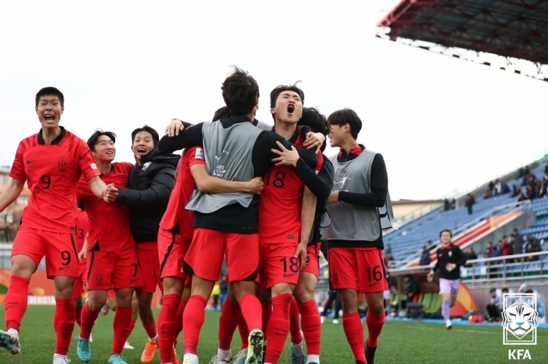 한국의 성진영이 역전 결승 골을 넣고 동료들과 기뻐하고 있다. [대한축구협회 제공]