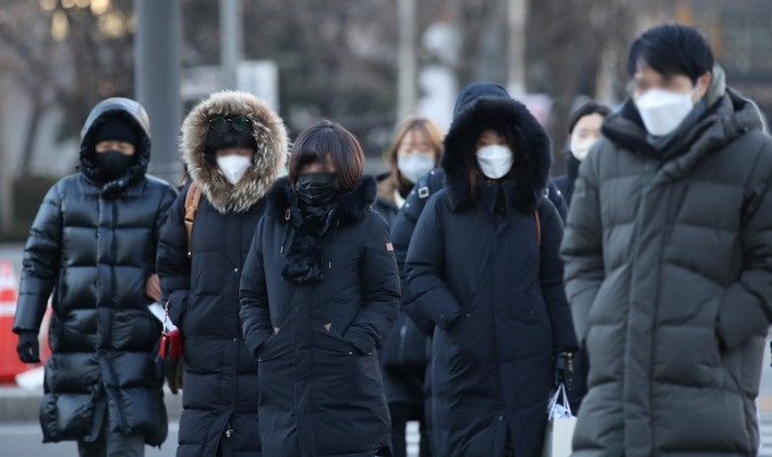 서울 아침 최저 기온이 영하 18도까지 떨어지는 등 전국 대부분의 지역에 한파특보가 발효된 지난 1월25일 오전 서울 광화문네거리에서 시민들이 출근하고 있다.