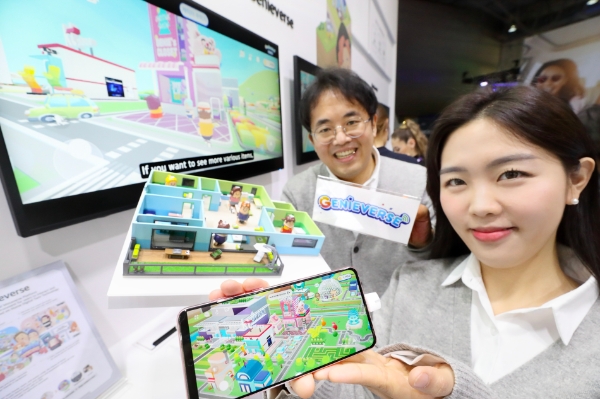 MWC 2023 KT 부스에서 KT 관계자가 지니버스를 소개하는 모습. / 사진제공:KT