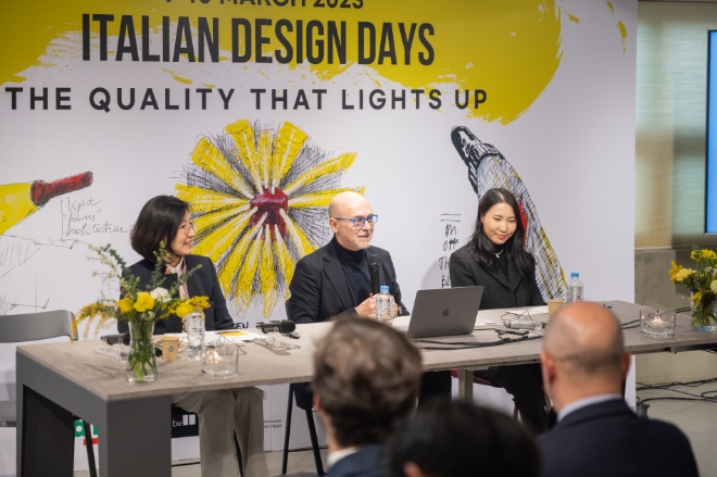 왼쪽부터) 동서대학교 장주영 교수, 2023 세계 이탈리아 디자인의 날 한국 홍보 대사로 위촉된 세계적인 건축가 겸 디자이너 이코 밀리오레, 동서대학교 유지나 학생