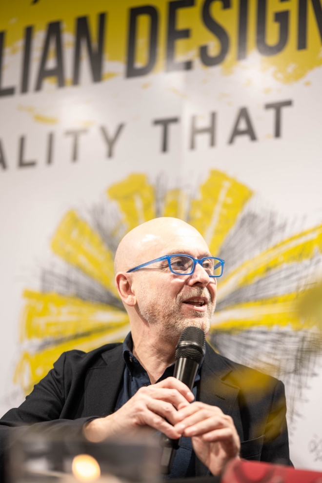 사진=강연중인 2023 세계 이탈리아 디자인의 날 홍보대사 이코 밀리오레