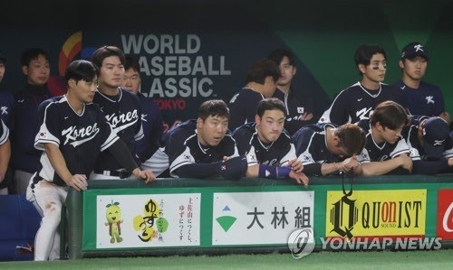 어두운 표정의 한국 선수들