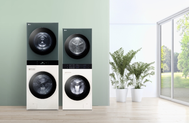 LG 트롬 워시타워는 2020년 출시 후 지난해까지 매년 30%에 달하는 매출 성장을 기록했다. 글로벌 시장에서 워시타워 매출 또한 2021년 대비 지난해 40% 이상 성장하는 등 해외에서도 큰 인기를 얻고 있는 등 세탁과 건조를 하나의 제품에서 끝내는 새로운 제품 시장을 개척하고 있다. LG 트롬 워시타워(왼쪽)와 좁은 공간에도 설치 가능한 트롬 워시타워 컴팩트. (사진 = LG전자 제공)