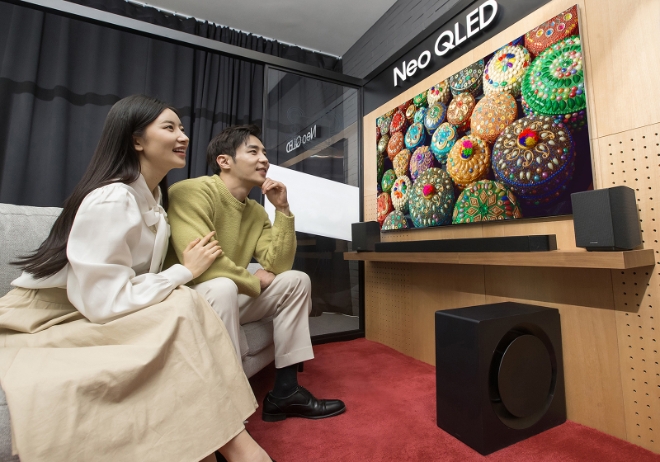 삼성전자는 2023년형 사운드바 신제품을 13일 국내 시장에 출시했다고 밝혔다. 사진은 삼성전자 모델이 경기도 수원시에 위치한 삼성전자 수원 디지털시티에서 신제품 사운드바 'HW-Q990C'를 소개하고 있는 모습. (사진 = 삼성전자 제공)