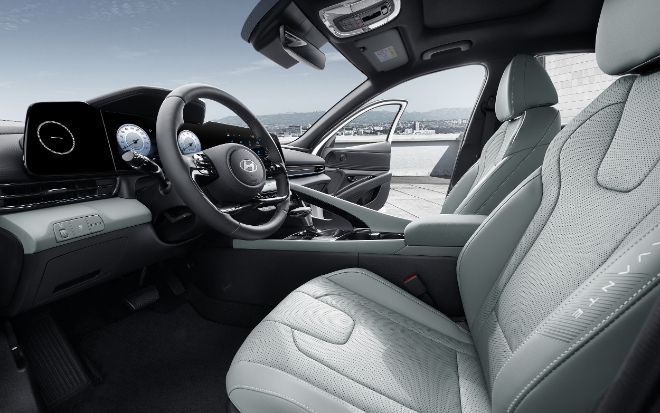 현대자동차는 13일 준중형 차급을 뛰어넘는 강한 존재감, ‘더 뉴 아반떼’를 출시했다고 밝혔다. 사진은 ‘더 뉴 아반떼’의 내부 모습. (사진 = 현대자동차 제공)