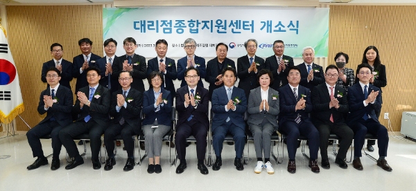 김선희 매일유업 대표이사(좌측 네번째)와 한기정 공정거래위원장(좌측 다섯번째), 김형배 공정거래조정원장(좌측 여섯번째) 등 관계자들이 대리점종합지원센터 개소식에 참석해 기념촬영을 했다. / 사진제공:매일유업