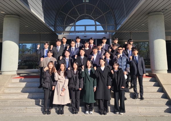 쌍용자동차가 KG그룹의 가족사로 새롭게 출발하며 미래 모빌리티(Mobility) 기업으로의 도전에 함께할 패기 넘치는 인재들을 채용했다. 사진은 신입 및 경력 사원들이 쌍용자동차 본관 앞에서 파이팅을 외치고 있는 모습. / 사진제공:쌍용자동차