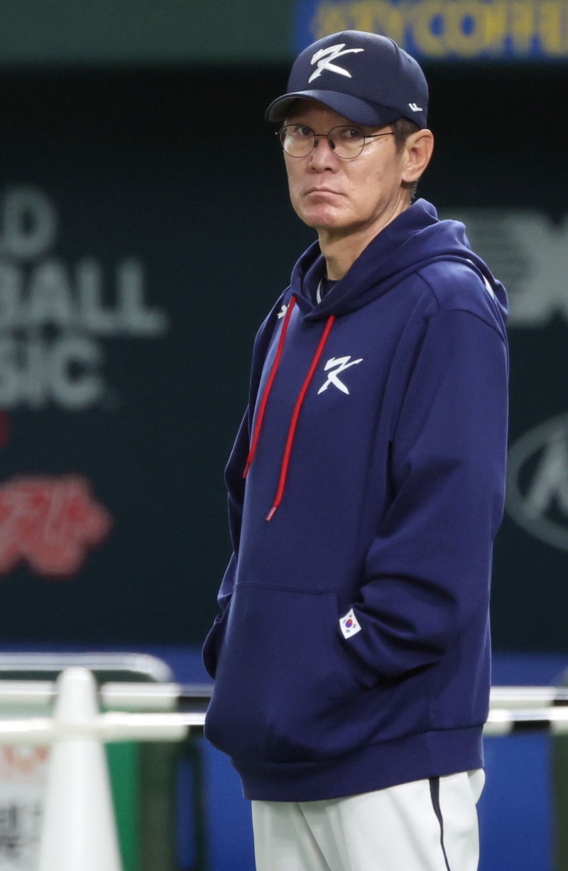 착잡한 표정의 이강철 감독