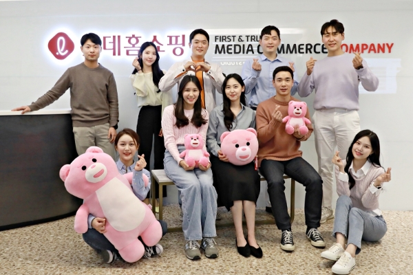 롯데홈쇼핑 사내 홍보모델로 선발된 직원들이 기념사진을 촬영하고 있다. / 사진제공:롯데홈쇼핑