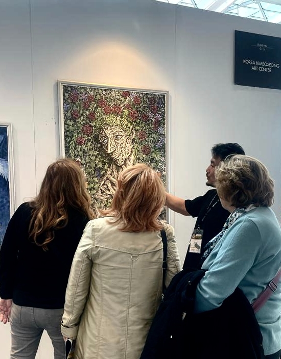 튀르키예 앙카라 아트페어에 참가한 백석대 금보성 교수가 백승기 작가의 기후변화와 환경에 대한 작품을 설명하고 있다.
