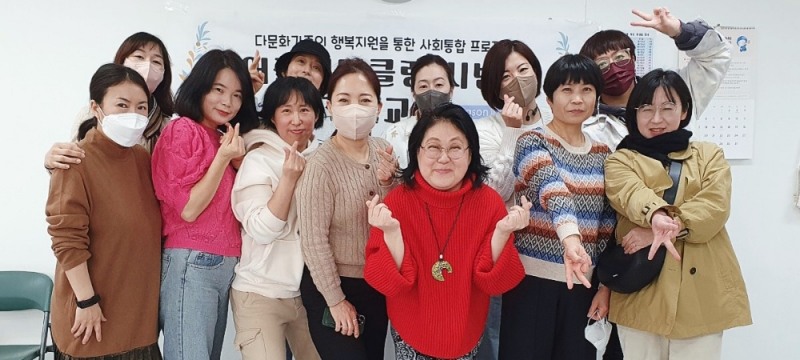 '어글리더클링 시즌2' 다문화가정 어머니들이 자선전시회를 준비중인 모습. (제공= 한국농구발전연구소)