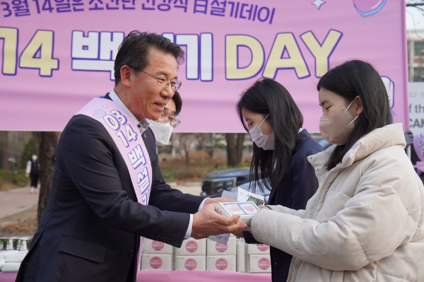 3월 14일 백설기데이를 맞아 이화여자고등학교를 방문한 박서홍 농협경제지주 식품가공본부장(왼쪽)이 농업 분야 학생 관심도 증가와 농업 사랑 정신 고취를 위해 이화여고 재학생들에게 우리 쌀 백설기와 국산 쌀 홍보 리플렛을 배부하고 있다. / 사진제공:농협