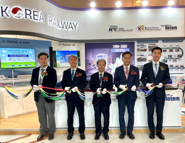 지난 7일 국가철도공단 이사장(왼쪽 세 번째)이 고속철도대회장에서 K-철도 홍보관 개설 기념 커팅식을 하고 있다. (왼쪽부터 김진호 한국철도기술연구원 글로벌기술사업화 실장, 양근율 국가철도공단 미래전략연구원 원장, 김한영 국가철도공단 이사장, 양기모 코트라 중동지역본부장, 전성하 현대로템 해외사업1실장) / 사진제공:국가철도공단