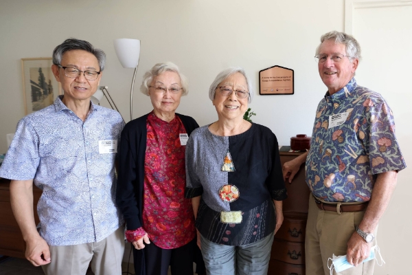 G유플러스는 국가보훈처는 한인 이민 120주년을 맞아 하와이에 거주하는 독립유공자 후손들에게 ‘독립유공자 후손의 집’ 문패를 설치했다고 15일 밝혔다.사진은 (1) 이(권)희경 지사의 딸 에스터(권) 아리나가 여사(왼쪽에서 세번째)의 자택에 미주한인재단 하와이, 하와이 한인이민연구소 관계자들이 방문해 문패를 전달한 모습. (2) 김노듸 지사의 딸 위니프레드 남바(왼쪽) 여사와 김 지사의 손자 윌리엄 남바씨에게 문패를 전달한 모습.