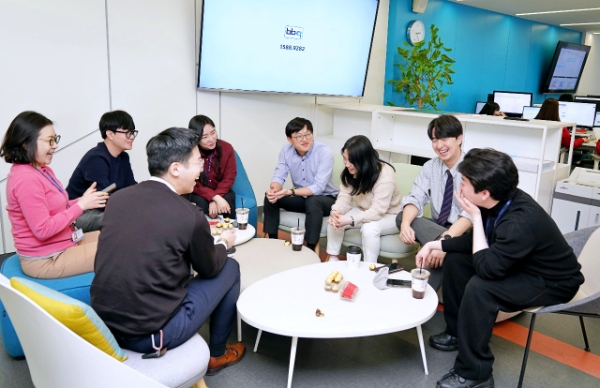 BBQ치킨 제너시스BBQ가 소통과 공감 문화를 확산하기 위해 시작한 칭찬고래의 수상자와 추천인이 함께 모여 추천 이유와 감사의 마음을 전하고 있다. / 사진제공:BBQ