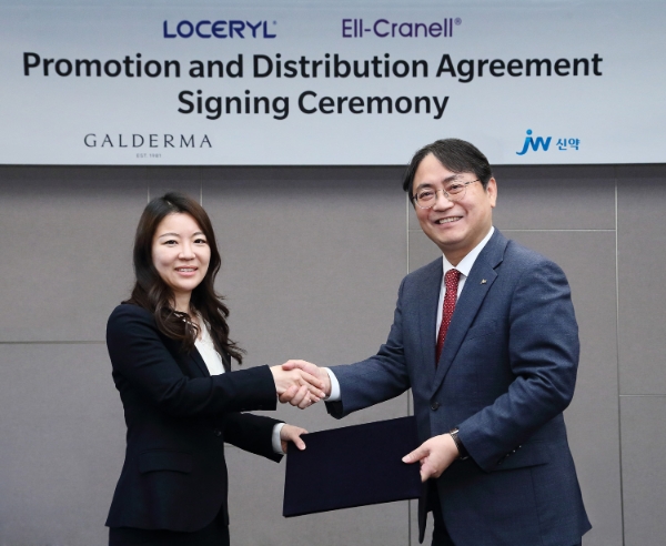 김용관 JW신약 대표이사(오른쪽)와 김연희 갈더마코리아 대표이사가 계약을 체결한 뒤 기념촬영을 하고 있다. / 사진제공:JW신약