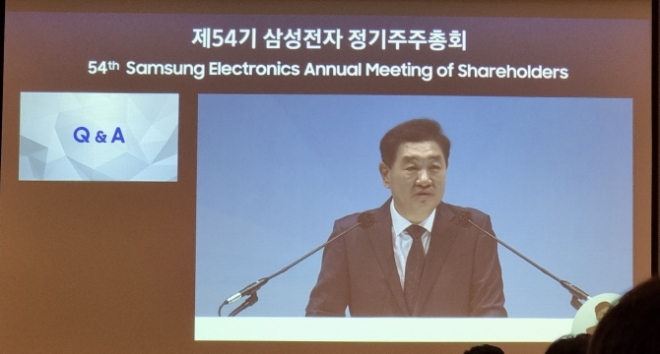 삼성전자가 DX부문은 환경과 사회의 지속가능성을 높이고, 미래시장과 라이프스타일 창출에 역량을 집중할 것을 내비쳤다. 삼성전자는 15일 경기도 수원시 수원컨벤션센터에서 주주, 기관투자자, 한종희 대표이사 부회장 등이 참석한 가운데 제54기 정기 주주총회를 개최했다고 밝혔다. 사진은 DX 부문장 한종희 부회장이 주주들의 질의에 답하고 있는 모습. (사진 = 한장희 기자)