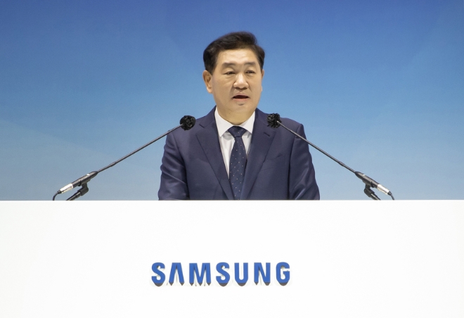 삼성전자는 15일 경기도 수원시 수원컨벤션센터에서 주주, 기관투자자, 경영진이 참석한 가운데 제54기 정기 주주총회를 개최했다고 밝혔다. 사진은 한종희 삼성전자 부회장이 의사회 의장을 맡아 정기주총을 진행을 하고 있는 모습. (사진 = 삼성전자 제공)