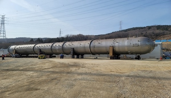 사진=지난 8일 TKG휴켐스 여수공장 질산6공장 건설현장에 도착한 흡수탑