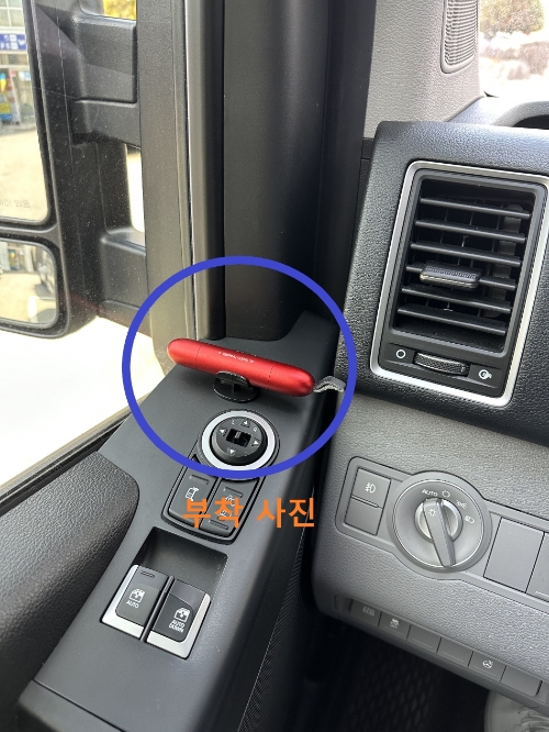 행정 차량에 부착된 비상 탈출용 망치 (사진제공 = 완도군)