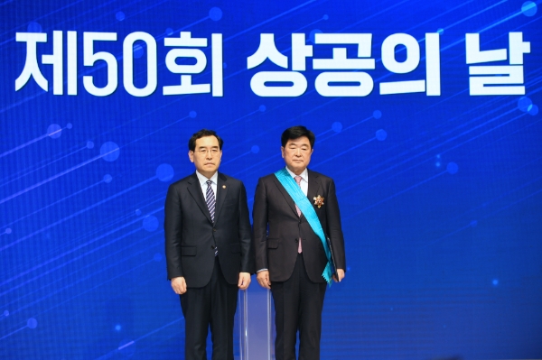 HD현대 권오갑 회장이 15일 대한상공회의소에서 열린 제50회 상공의 날 행사에서 금탑산업훈장을 수훈했다. 사진 오른쪽부터 HD현대 권오갑 회장, 이창양 산업통상자원부 장관 / 사진제공:HD현대