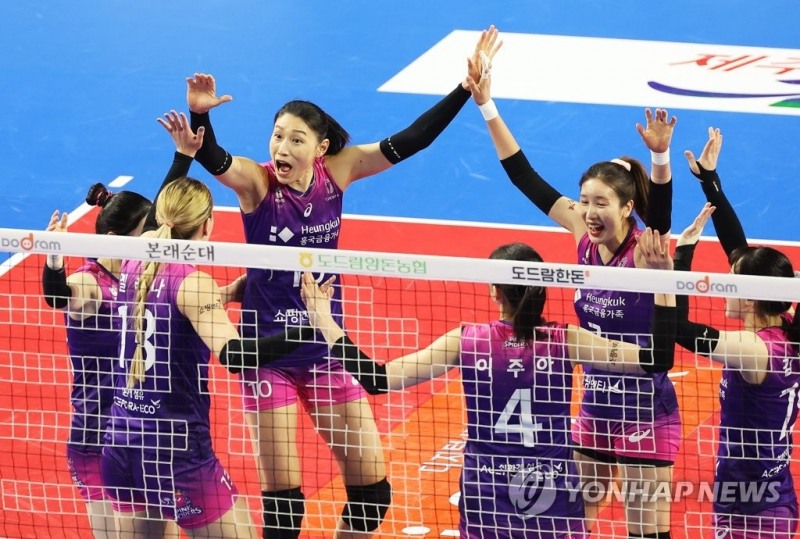 (화성=연합뉴스) 15일 경기도 화성종합경기타운 실내체육관에서 열린 프로배구 V리그 여자부 IBK기업은행 알토스와 흥국생명 핑크스파이더스의 경기. 흥국생명 김연경이 팀 득점 성공에 기뻐하고 있다.